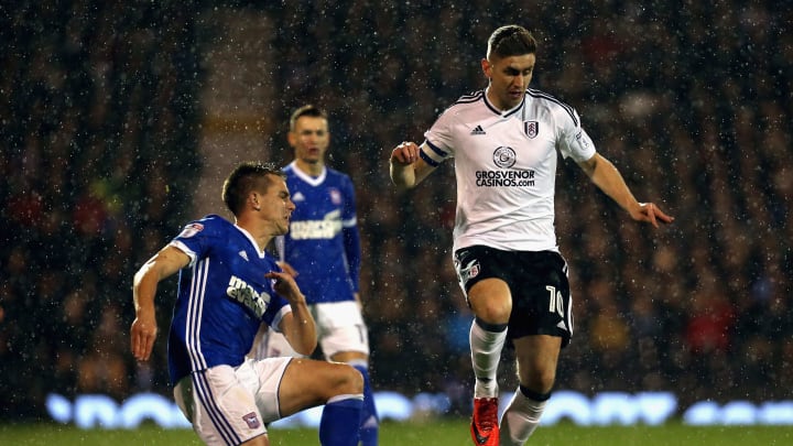 LONDON, ENGLAND – JANUARY 02: Tom Cairney of Fulham skips past Cole Skuse of Ipswich during the Sky Bet Championship match between Fulham and Ipswich Town at Craven Cottage on January 2, 2018 in London, England. (Photo by Alex Pantling/Getty Images)