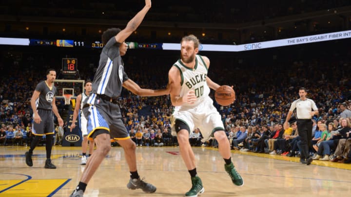 OAKLAND, CA - MARCH 18: Spencer Hawes #00 of the Milwaukee Bucks handles the ball against the Golden State Warriors on March 18, 2017 at ORACLE Arena in Oakland, California. NOTE TO USER: User expressly acknowledges and agrees that, by downloading and or using this photograph, user is consenting to the terms and conditions of Getty Images License Agreement. Mandatory Copyright Notice: Copyright 2017 NBAE (Photo by Noah Graham/NBAE via Getty Images)