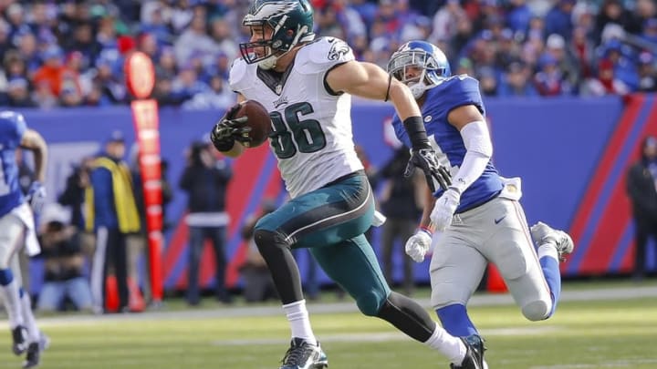Jan 3, 2016; East Rutherford, NJ, USA; Philadelphia Eagles tight end Zach Ertz (86) carries the ball during the second quarter against the New York Giants at MetLife Stadium. Mandatory Credit: Jim O