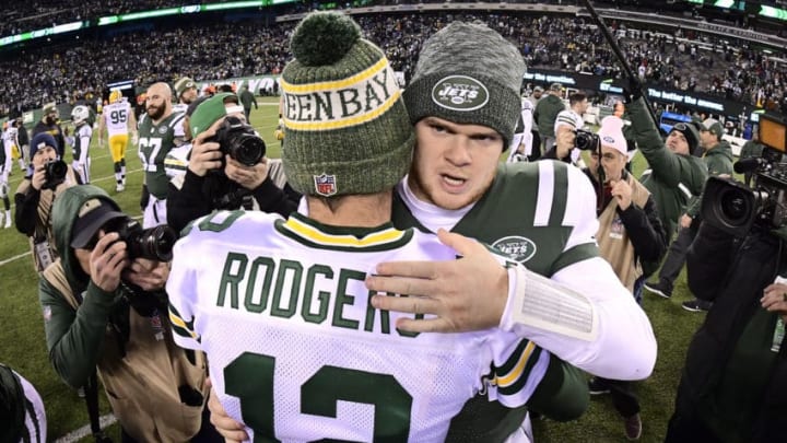 EAST RUTHERFORD, NEW JERSEY - DECEMBER 23: Aaron Rodgers #12 of the Green Bay Packers embraces Sam Darnold #14 of the New York Jets after his 44-38 win at MetLife Stadium on December 23, 2018 in East Rutherford, New Jersey. (Photo by Steven Ryan/Getty Images)