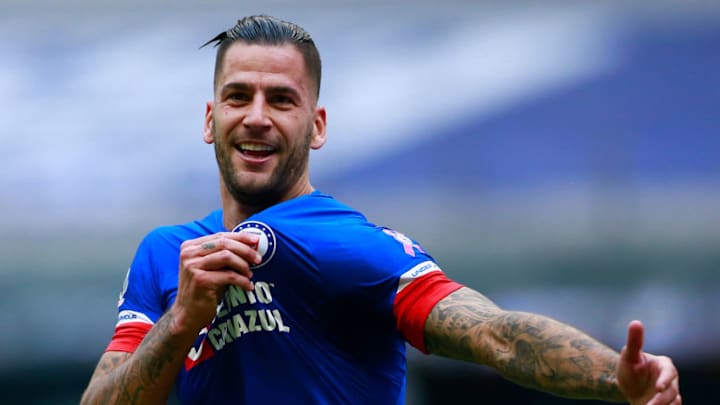 MEXICO CITY, MEXICO - OCTOBER 06: Edgar Mendez of Cruz Azul celebrates after scoring his team's first goal during the 12th rond match between Cruz Azul and Monterrey as part of the Torneo Apertura 2018 Liga MX at Azteca Stadium on October 6, 2018 in Mexico City, Mexico. (Photo by Manuel Velasquez/Getty Images)