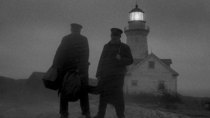 Williem Dafoe and Robert Pattinson in director Robert Eggers THE LIGHTHOUSE. Credit : A24 Pictures