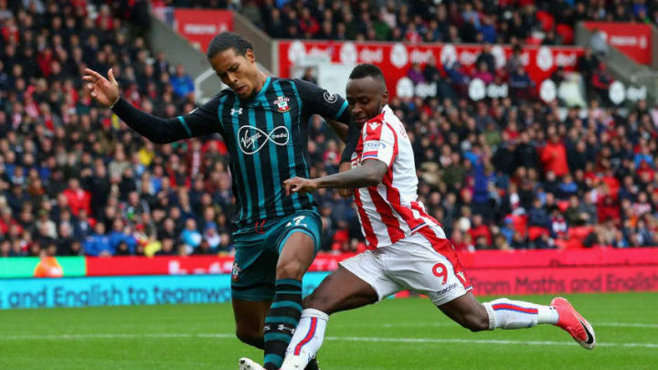 STOKE ON TRENT, ENGLAND - SEPTEMBER 30: Saido Berahino of Stoke City and Virgil van Dijk of Southampton compete for the ball during the Premier League match between Stoke City and Southampton at Bet365 Stadium on September 30, 2017 in Stoke on Trent, England. (Photo by Alex Livesey/Getty Images)