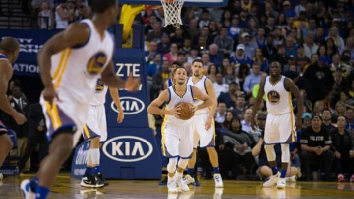 Mar 16, 2016; Oakland, CA, USA; Golden State Warriors guard Stephen Curry (30) passes the ball down the court to forward Harrison Barnes (40) during the third quarter against the New York Knicks at Oracle Arena. The Warriors defeated the Knicks 121-85. Mandatory Credit: Kelley L Cox-USA TODAY Sports
