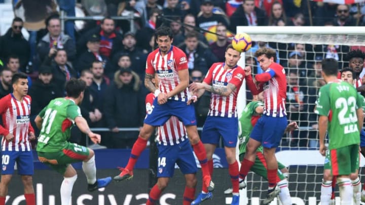 MADRID, SPAIN - DECEMBER 08: Ibai Gomez (L) of Deportivo Alaves shoots his free kick into the wall of Club Atletico Madrid players during the La Liga match between Club Atletico de Madrid and Deportivo Alaves at Wanda Metropolitano on December 08, 2018 in Madrid, Spain. (Photo by Denis Doyle/Getty Images)