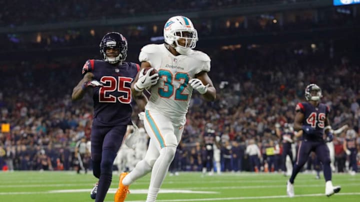 HOUSTON, TX - OCTOBER 25: Kenyan Drake #32 of the Miami Dolphins catches a pass and scores a touchdown defended by Kareem Jackson #25 of the Houston Texans in the third quarter at NRG Stadium on October 25, 2018 in Houston, Texas. (Photo by Tim Warner/Getty Images) HOUSTON, TX - OCTOBER 25: Kenyan Drake #32 of the Miami Dolphins catches a pass and scores a touchdown defended by Kareem Jackson #25 of the Houston Texans in the third quarter at NRG Stadium on October 25, 2018 in Houston, Texas. (Photo by Tim Warner/Getty Images)