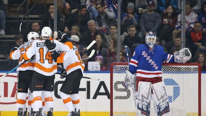 NEW YORK, NY - DECEMBER 23: Wayne Simmonds #17 and the Philadelphia Flyers celebrates with teammates after scoring a goal in the third period against Henrik Lundqvist #30 of the New York Rangers at Madison Square Garden on December 23, 2018 in New York City. (Photo by Jared Silber/NHLI via Getty Images)