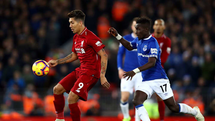 LIVERPOOL, ENGLAND - DECEMBER 02: Roberto Firmino of Liverpool looks to control the ball under pressure from Idrissa Gueye of Everton during the Premier League match between Liverpool FC and Everton FC at Anfield on December 2, 2018 in Liverpool, United Kingdom. (Photo by Clive Brunskill/Getty Images)