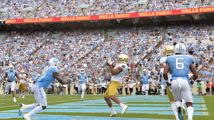 CHAPEL HILL, NC - OCTOBER 07: Cameron Smith #15 of the Notre Dame Fighting Irish makes a touchdown catch against the North Carolina Tar Heels during the game at Kenan Stadium on October 7, 2017 in Chapel Hill, North Carolina. (Photo by Grant Halverson/Getty Images)