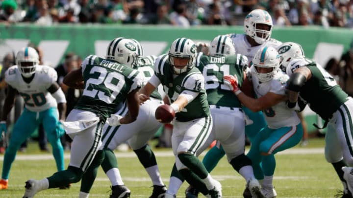 EAST RUTHERFORD, NJ - SEPTEMBER 16: Quarterback Sam Darnold #14 of the New York Jets hands off the ball to to running back Bilal Powell #29 against the Miami Dolphins during the first half at MetLife Stadium on September 16, 2018 in East Rutherford, New Jersey. (Photo by Michael Owens/Getty Images)