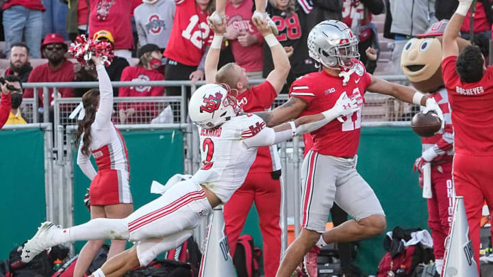 Ohio State Buckeyes wide receiver Jaxon Smith-Njigba (11) reaches into the endzone for a touchdown while dragging Utah Utes running back Micah Bernard (2) during the second quarter of the Rose Bowl in Pasadena, Calif. on Jan 1, 2022.College Football Rose Bowl