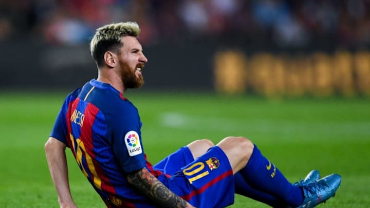 BARCELONA, SPAIN - SEPTEMBER 21: Lionel Messi of FC Barcelona reacts injured on the pitch during the La Liga match between FC Barcelona and Club Atletico de Madrid at the Camp Nou stadium on September 21, 2016 in Barcelona, Spain. (Photo by David Ramos/Getty Images)
