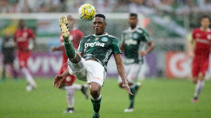 SAO PAULO, BRAZIL - NOVEMBER 06: Yerry Mina of Palmeiras runs with the ball during the match between Palmeiras and Internacional for the Brazilian Series A 2016 at Allianz Parque on November 6, 2016 in Sao Paulo, Brazil. (Photo by Friedemann Vogel/Getty Images)