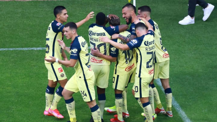 América players celebrate after Sebastián Córdova converted a penalty kick in minute 90+1. (Photo by Hector Vivas/Getty Images)