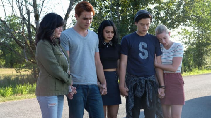 Riverdale -- "Chapter Fifty-Eight: In Memoriam" -- Image Number: RVD401a_0113.jpg -- Pictured (L-R): Shannen Doherty, KJ Apa as Archie, Camila Mendes as Veronica, Cole Sprouse as Jughead and Lili Reinhart as Betty -- Photo: Robert Falconer/The CW -- © 2019 The CW Network, LLC. All Rights Reserved.