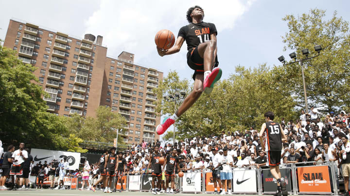 NEW YORK, NEW YORK – AUGUST 18: Green of Team Zion dunks. (Photo by Michael Reaves/Getty Images)