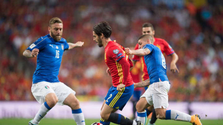 MADRID, SPAIN – SEPTEMBER 02: Isco Alarcon of Spain is challenged by Daniele De Rossi of Italy during the FIFA 2018 World Cup Qualifier between Spain and Italy at Estadio Santiago Bernabeu on September 2, 2017 in Madrid, . (Photo by Denis Doyle/Getty Images)