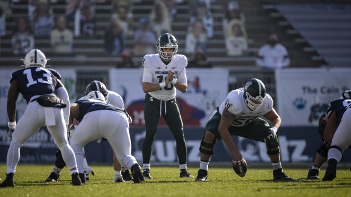 Payton Thorne #10 of the Michigan State Spartans prepares to take the snap against the Penn State Nittany Lions Photo by Scott Taetsch/Getty Images)