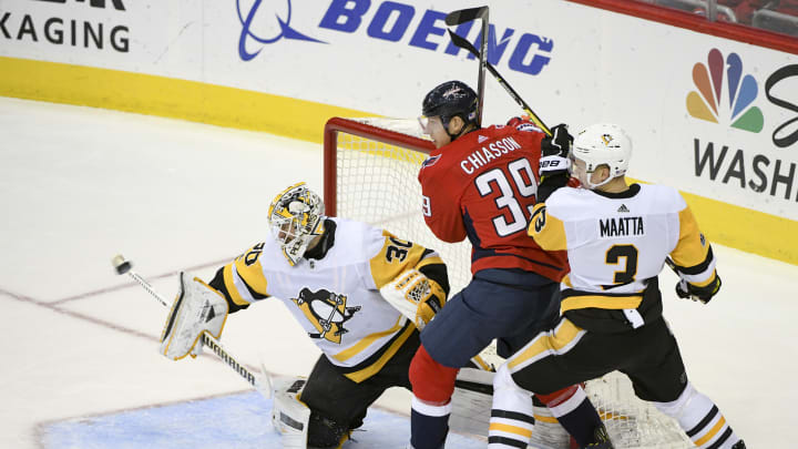 WASHINGTON, DC – NOVEMBER 10: Pittsburgh Penguins goalie Matt Murray (30) gives up a third period goal against the Washington Capitals on November 10, 2017, at the Capital One Arena in Washington, D.C. The Washington Capitals defeated the Pittsburgh Penguins, 4-1. (Photo by Mark Goldman/Icon Sportswire via Getty Images)
