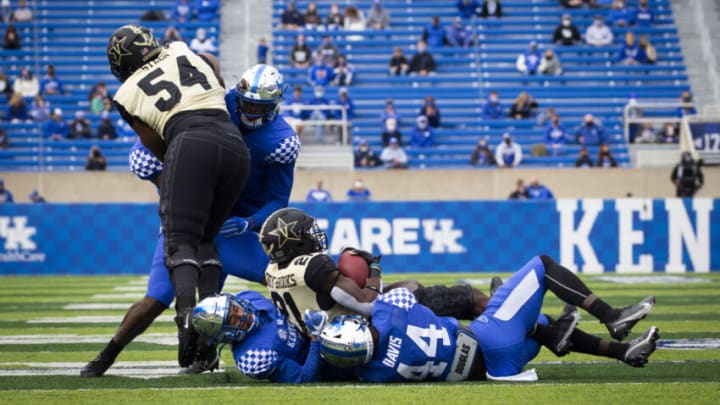 Kentucky Wildcats safety Vito Tisdale (7 on ground left (Credit: Arden Barnes-USA TODAY Sports)