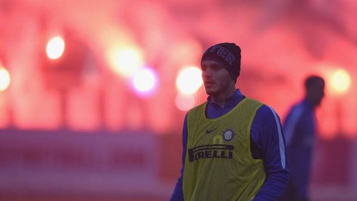 COMO, ITALY - JANUARY 30: Mauro Icardi looks on during the FC Internazionale training session at the club's training ground at Appiano Gentile on January 30, 2016 in Como, Italy. (Photo by Claudio Villa - Inter/Inter via Getty Images)