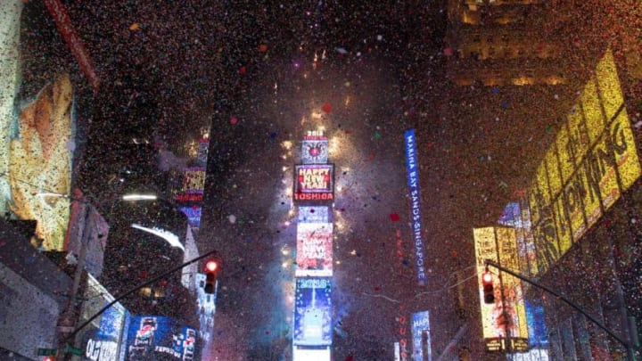 TOPSHOT - The ball drops to enter in the new year during New Year's Eve celebrations in Times Square on January 1, 2018 in New York. / AFP PHOTO / DON EMMERT (Photo credit should read DON EMMERT/AFP/Getty Images)