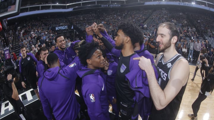 SACRAMENTO, CA – JANUARY 30: the Sacramento Kings huddle prior to the game against the Atlanta Hawks on January 30, 2019 at Golden 1 Center in Sacramento, California. NOTE TO USER: User expressly acknowledges and agrees that, by downloading and or using this photograph, User is consenting to the terms and conditions of the Getty Images Agreement. Mandatory Copyright Notice: Copyright 2019 NBAE (Photo by Rocky Widner/NBAE via Getty Images)