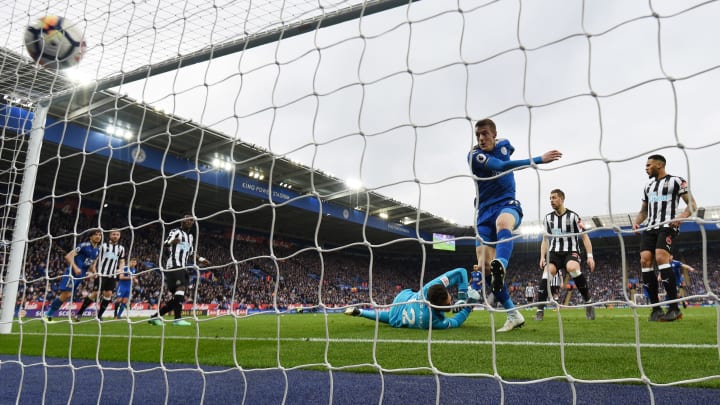 LEICESTER, ENGLAND – APRIL 07: Jamie Vardy of Leicester City scores his side’s first goal during the Premier League match between Leicester City and Newcastle United at The King Power Stadium on April 7, 2018 in Leicester, England. (Photo by Ross Kinnaird/Getty Images)