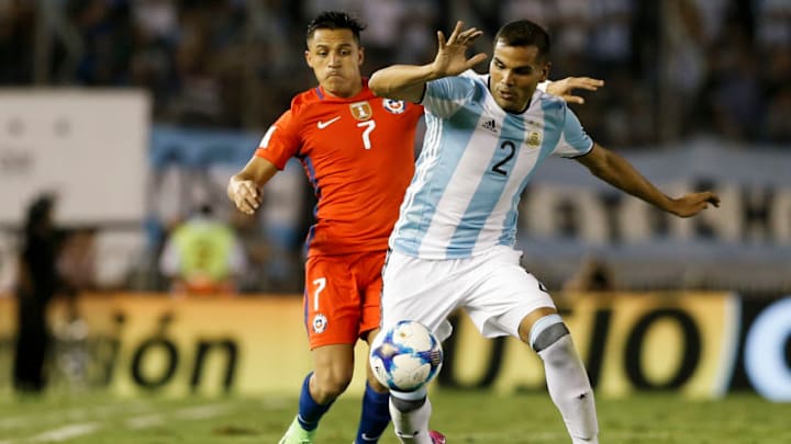 BUENOS AIRES, ARGENTINA - MARCH 23: Gabriel Mercado of Argetnitna (R) fights for the ball with Alexis Sanchez of Chile (L) during a match between Argentina and Chile as part of FIFA 2018 World Cup Qualifiers at Monumental Stadium on March 23, 2017 in Buenos Aires, Argentina. (Photo by Gabriel Rossi/LatinContent/Getty Images)