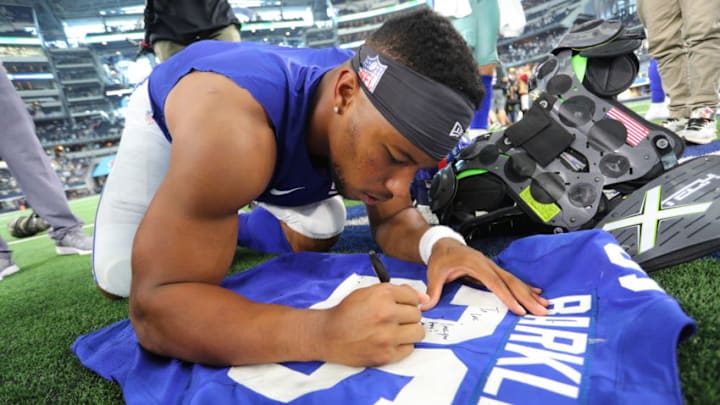 ARLINGTON, TEXAS - SEPTEMBER 08: Saquon Barkley #26 of the New York Giants signs his jersey to trade with Sean Lee of the Dallas Cowboys after the Cowboys 35-17 win at AT&T Stadium on September 08, 2019 in Arlington, Texas. (Photo by Richard Rodriguez/Getty Images)