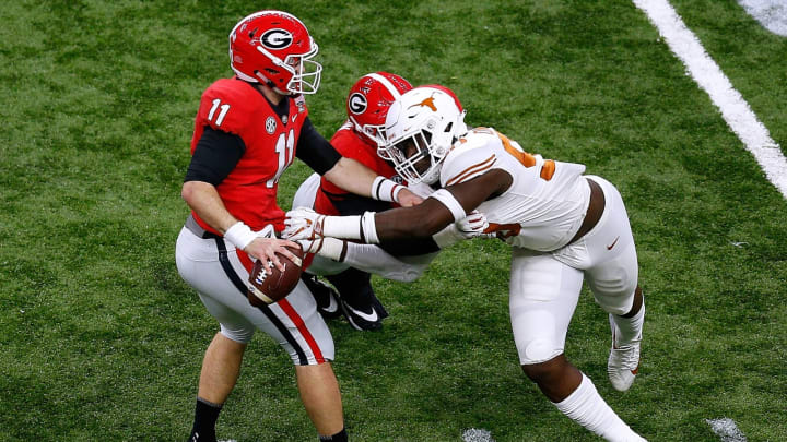 NEW ORLEANS, LOUISIANA – JANUARY 01: Charles Omenihu #90 of the Texas Longhorns pressures Jake Fromm #11 of the Georgia Bulldogs during the first half of the Allstate Sugar Bowl at the Mercedes-Benz Superdome on January 01, 2019 in New Orleans, Louisiana. (Photo by Jonathan Bachman/Getty Images)