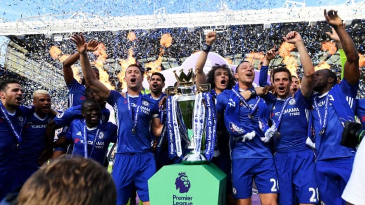 LONDON, ENGLAND - MAY 21: The Chelsea team celebrate with the Premier League Trophy after the Premier League match between Chelsea and Sunderland at Stamford Bridge on May 21, 2017 in London, England. (Photo by Michael Regan/Getty Images)
