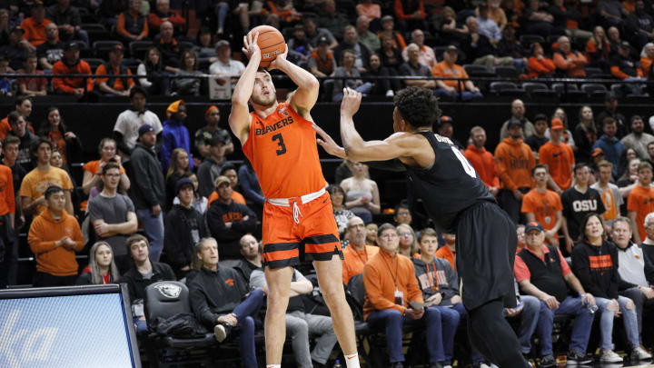 ORVALLIS, OREGON - FEBRUARY 15: Tres Tinkle #3 of the Oregon State Beavers shoots the ball over Shane Gatling #0 of the Colorado Buffaloes at Gill Coliseum on February 15, 2020 in Corvallis, Oregon. (Photo by Soobum Im/Getty Images)