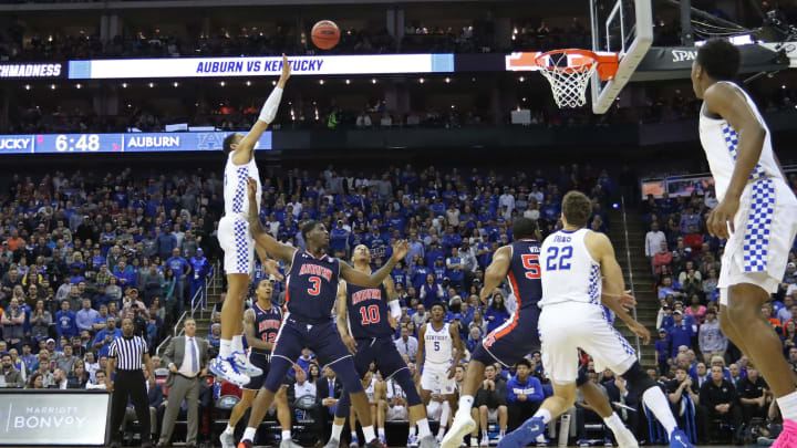 KANSAS CITY, MO – MARCH 31: Kentucky Wildcats forward PJ Washington (25) makes a short jumper with 6:48 showing on the clock in the second half of the NCAA Midwest Regional Final game between the Auburn Tigers and Kentucky Wildcats on March 31, 2019 at Sprint Center in Kansas City, MO. (Photo by Scott Winters/Icon Sportswire via Getty Images)