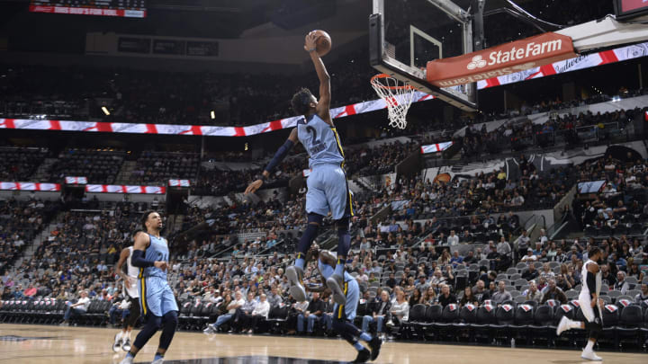 SAN ANTONIO, TX – MARCH 5: Kobi Simmons #2 of the Memphis Grizzlies dunks the ball against the San Antonio Spurs on March 5, 2018 at the AT&T Center in San Antonio, Texas. NOTE TO USER: User expressly acknowledges and agrees that, by downloading and or using this photograph, user is consenting to the terms and conditions of the Getty Images License Agreement. Mandatory Copyright Notice: Copyright 2018 NBAE (Photos by Mark Sobhani/NBAE via Getty Images)