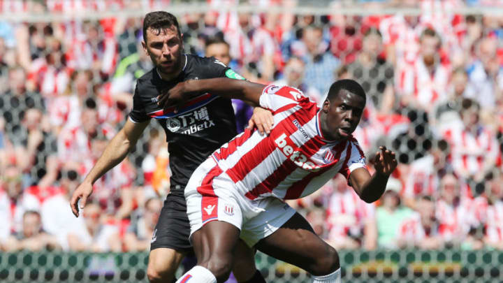 STOKE ON TRENT, ENGLAND - MAY 05: James McArthur of Crystal Palace battles for possession with Kurt Zouma of Stoke City during the Premier League match between Stoke City and Crystal Palace at Bet365 Stadium on May 5, 2018 in Stoke on Trent, England. (Photo by Nigel Roddis/Getty Images)