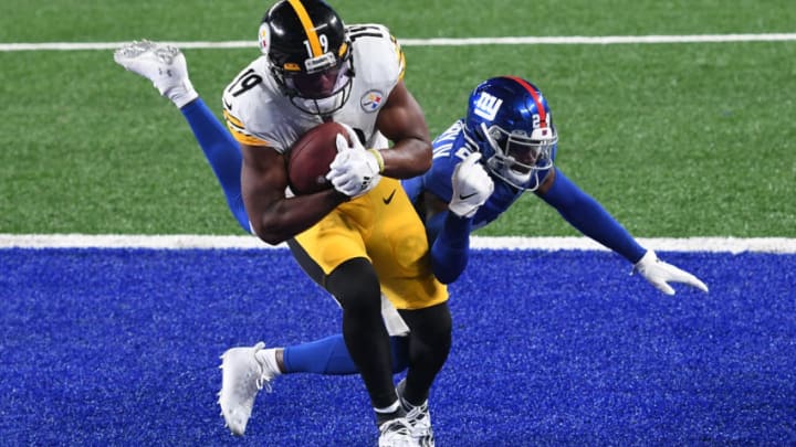 EAST RUTHERFORD, NEW JERSEY - SEPTEMBER 14: JuJu Smith-Schuster #19 of the Pittsburgh Steelers scores a touchdown as James Bradberry #24 of the New York Giants defends during the second half at MetLife Stadium on September 14, 2020 in East Rutherford, New Jersey. (Photo by Sarah Stier/Getty Images)