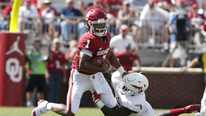 NORMAN, OK - SEPTEMBER 01: Florida Atlantic Owls defensive tackle William Davis (42) attempts to tackle Oklahoma Sooners quarterback Kyler Murray (1) during the Florida Atlantic Owls game versus the Oklahoma Sooners at Gaylord Family Oklahoma Memorial Stadium in Norman, OK. (Photo by Alonzo Adams/Icon Sportswire via Getty Images)
