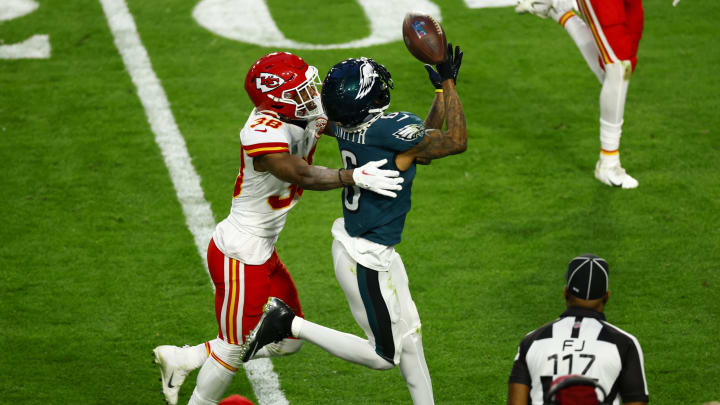 GLENDALE, AZ – FEBRUARY 12: DeVonta Smith #6 of the Philadelphia Eagles makes the catch against L’Jarius Sneed #38 of the Kansas City Chiefs during the second quarter in Super Bowl LVII at State Farm Stadium on February 12, 2023 in Glendale, Arizona. (Photo by Kevin Sabitus/Getty Images)
