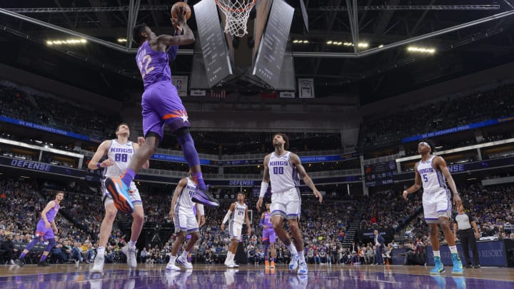 SACRAMENTO, CA – MARCH 23: Deandre Ayton #22 of the Phoenix Suns goes up for the shot against the Sacramento Kings on March 23, 2019 at Golden 1 Center in Sacramento, California. NOTE TO USER: User expressly acknowledges and agrees that, by downloading and or using this photograph, User is consenting to the terms and conditions of the Getty Images Agreement. Mandatory Copyright Notice: Copyright 2019 NBAE (Photo by Rocky Widner/NBAE via Getty Images)