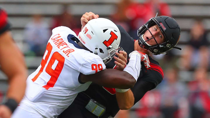 PISCATAWAY, NJ – OCTOBER 06: Illinois Fighting Illini defensive lineman Owen Carney Jr. (99) hits Rutgers Scarlet Knights quarterback Artur Sitkowski (8) during the College Football Game between the Rutgers Scarlet Knights and the Illinois Fighting Illini on October 6, 2018, at HighPoint.Com Stadium in Piscataway, NJ. (Photo by Rich Graessle/Icon Sportswire via Getty Images)