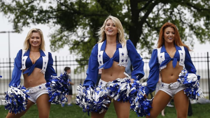 DALLAS, TX – MARCH 25: The Dallas Cowboys Cheerleaders perfom near the finish line during the Toyota Rock ‘N’ Roll Dallas Half Marathon on March 25, 2018 in Dallas, Texas. (Photo by Tim Warner/Getty Images for Rock ‘N’ Roll Marathon)