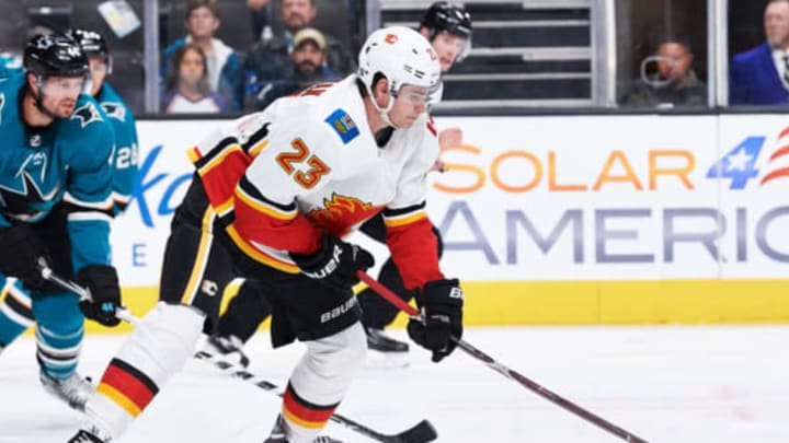 SAN JOSE, CA – SEPTEMBER 27: Calgary Flames center Sean Monahan (23) carries the puck during the San Jose Sharks game versus the Calgary Flames on September 27, 2018, at SAP Center at San Jose in San Jose, CA. (Photo by Matt Cohen/Icon Sportswire via Getty Images)