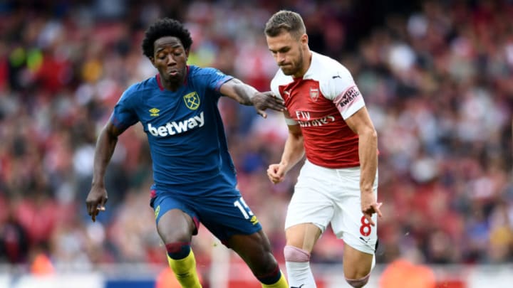 LONDON, ENGLAND – AUGUST 25: Aaron Ramsey of Arsenal and Carlos Sanchez of West Ham battle for the ball during the Premier League match between Arsenal FC and West Ham United at Emirates Stadium on August 25, 2018 in London, United Kingdom. (Photo by Clive Mason/Getty Images)