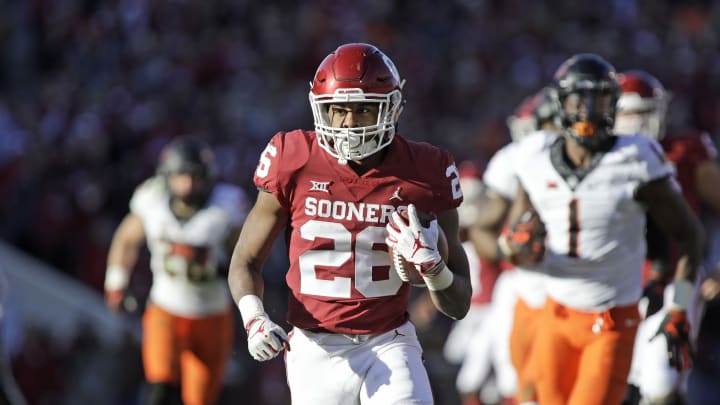 NORMAN, OK – NOVEMBER 10: Running back Kennedy Brooks #26 of the Oklahoma Sooners breaks away against the Oklahoma State Cowboys at Gaylord Family Oklahoma Memorial Stadium on November 10, 2018 in Norman, Oklahoma. Oklahoma defeated Oklahoma State 48-47. (Photo by Brett Deering/Getty Images)