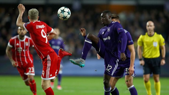 BRUSSELS, BELGIUM - NOVEMBER 22: Robert Lewandowski of Bayern Muenchen and Dennis Appiah of RSC Anderlecht battle for possession during the UEFA Champions League group B match between RSC Anderlecht and Bayern Muenchen at Constant Vanden Stock Stadium on November 22, 2017 in Brussels, Belgium. (Photo by Dean Mouhtaropoulos/Getty Images)