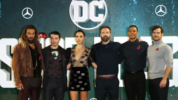 LONDON, ENGLAND - NOVEMBER 04: (L to R) Jason Momoa, Ezra Miller, Gal Gadot, Ben Affleck, Ray Fisher and Henry Cavill attend the 'Justice League' photocall at The College on November 4, 2017 in London, England. (Photo by David M. Benett/Dave Benett/WireImage)