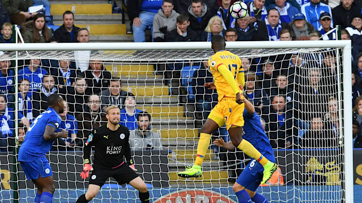 Crystal Palace’s Zaire-born Belgian striker Christian Benteke (2nd R) hits the bar with this attempt during the English Premier League football match between Leicester City and Crystal Palace at King Power Stadium in Leicester, central England on October 22, 2016. / AFP / Ben STANSALL / RESTRICTED TO EDITORIAL USE. No use with unauthorized audio, video, data, fixture lists, club/league logos or ‘live’ services. Online in-match use limited to 75 images, no video emulation. No use in betting, games or single club/league/player publications. / (Photo credit should read BEN STANSALL/AFP/Getty Images)