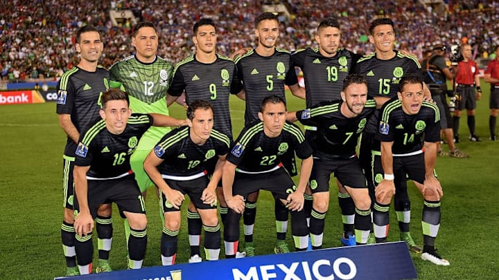 PASADENA, CA - OCTOBER 10: The national soccer team of Mexico poses before the 2017 FIFA Confederations Cup Qualifier at Rose Bowl on October 10, 2015 in Pasadena, California. (Photo by Jonathan Moore/Getty Images)