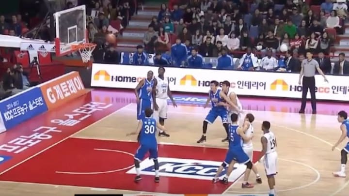 Screenshot from KBL All Star Game Mannequin Challenge! OMG | 南韓KBL明星賽假人挑戰！超厲害！https://www.youtube.com/watch?v=-e4ADf3n2WI